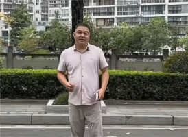 男子拍摄“车撞人”视频段子，不料真的被撞飞，住院数天 模仿拍段子出意外
