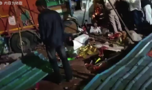 印度卡车失控冲入朝圣人群致15人死亡