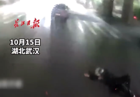 公交司机乘客一拥而上救外卖骑手，有人询问伤势，有人扶起电动车