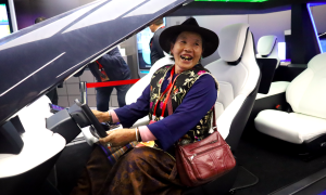 西藏林芝波密县基层干部体验北京科技创新成果