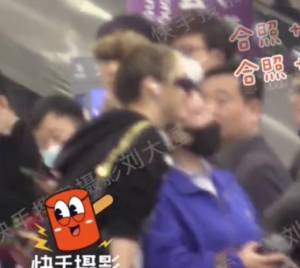 谷爱凌回国机场和粉丝打招呼 热情合影拥抱好宠粉