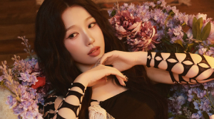 虞书欣穿镂空短裙性感魅惑 阳光下身姿曼妙