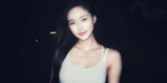 小S二女儿对镜甜笑文艺范十足