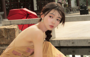吴谨言她穿着裙装露白皙美背夏日撑伞 清冷美艳