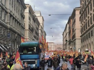 罗马爆发大规模抗议 反对军援乌克兰 超过５万人参加了游行