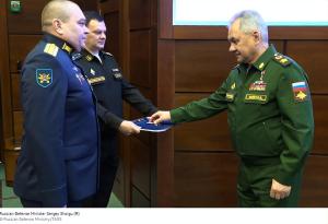 俄防长向拦截美无人机飞行员颁发勋章，白宫官员爆粗口回应