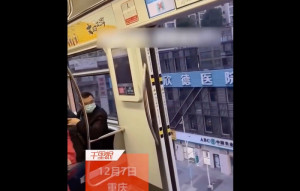 重庆地铁回应运行过程中车门敞开：刚起步就已发现