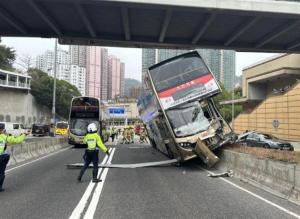 香港一双层巴士发生事故：香港一巴士侧倾47人受伤