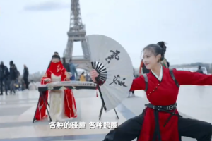女生在法国街头展示中国武术 峨眉武术非遗传承人