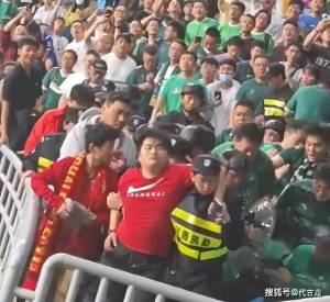 中超球迷冲突 浙江球迷打晕上港球迷还竖中指辱骂