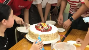 孩子吃同学蛋糕妈妈发怒，逼着儿子催吐！