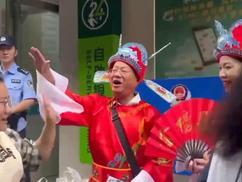 老师着状元服为考生送考 祝福考生一举夺魁！