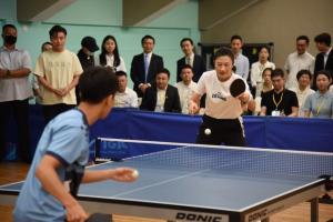 奥运冠军丁宁与台湾学生切磋球技，耐心指导接发球拨球技巧
