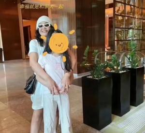 张兰旅游途中晒孙子正脸照 网友评论：跟爸爸一个模子刻出来的
