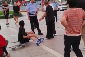 广场上老人踢飞小伙滑板双方争执互怼 警察来调解