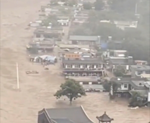 网友拍下野三坡被洪水淹没村落，部分村落处于失联状态