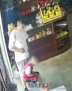 男子打店家3岁男孩并将其扔垃圾桶，家长报警要求对方道歉和赔偿