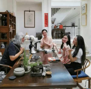 张纪中与《鹿鼎记》女演员小聚，曾红过赵丽颖的她缘何巅峰期陨落呢？