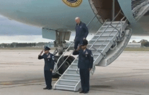 实拍：美国总统拜登走下飞机差点摔倒 手抓着栏杆迅速找回平衡！