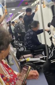 老人骑电动三轮车坐地铁 沈阳地铁：里只允许电动轮椅进入