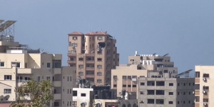法国驻加沙机构遭以色列空袭 墙壁出现大洞 以军称是碎片造成