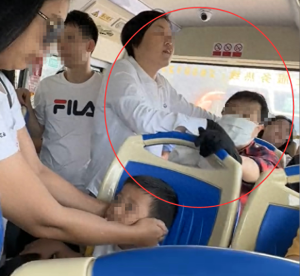 广东珠海：大妈公交车抢座失败 诅咒男子要饭一辈子