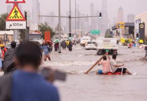 阿联酋突遭75年来最大降雨 罕见暴雨席卷艾因