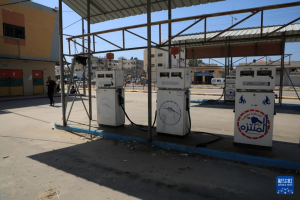 加沙地带燃料短缺 中部城市加油现况直击