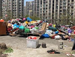 上海独居老人沉迷拾荒 24吨废品只囤不卖 35人耗时近9个小时才清理完