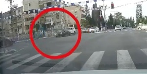 行车记录仪曝光！以色列安全部长出车祸，现场目击者称闯了红灯！