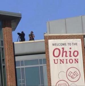 美国高校抗议持续，大学校园被曝屋顶出现“狙击手”，引网友争议