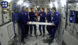 中国航天员完成在轨交接 空间站钥匙顺利移交