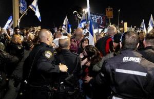 大批以色列抗议者举行示威游行 要求释放被扣人员