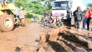肯尼亚大坝决堤已致71人死亡 房屋车辆被损毁