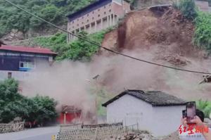 村民拍下贵州剑河县山体垮塌瞬间 预警及时无伤亡