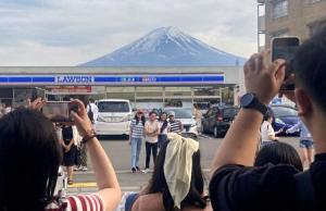 日本一小镇决定拉黑布遮挡富士山远景 阻止游客到网红景点打卡