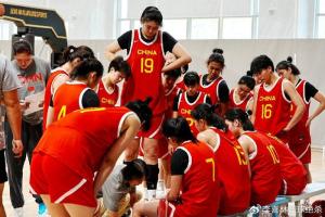 恭喜！中国女篮16岁2米28天才穿19号亮相国青 女版姚明崛起