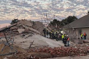 南非一在建楼房坍塌1人死亡40多人被困 救援行动紧急展开