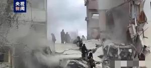 现场视频：乌克兰导弹袭击后 俄罗斯居民楼倒塌扬起漫天烟尘！