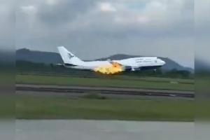 印尼航司载468人波音客机起火 乘客安全迫降