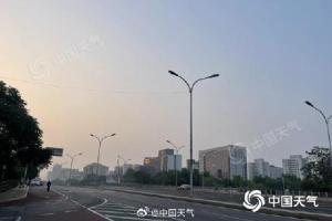 北京今日晴空持续炎热升级 明天起冷空气来降温 周末迎降雨降温