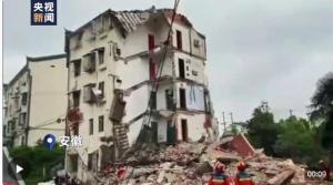 安徽一小区楼房发生坍塌 失联人员获救送医