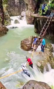 浙江石人峡2名游客被水冲走仍未找到 当地曾连发两天暴雨预警