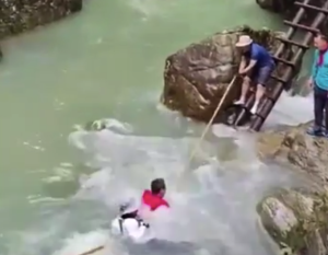 浙江2名游客横渡溪流被冲走 多部门正全力搜救