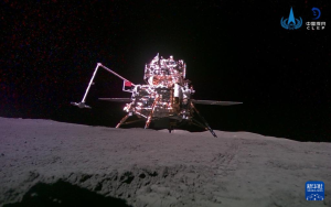 嫦娥六号发回一张自拍 月球合影首次披露