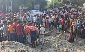 印度一沙车翻覆 9人被活埋8人身亡 超载转弯酿悲剧