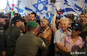 数万名以色列人走上街头示威 点燃火把高喊口号要求内塔尼亚胡解救人质