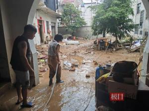 安徽歙县7旬夫妻被洪水卷走失联 暴雨致多地受灾严重