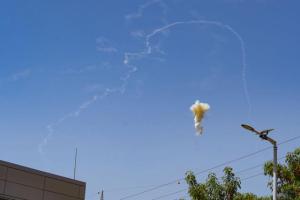 黎巴内真主党向以色列北部城市发射火箭弹和煤气罐弹 报复行动升级边境紧张态势