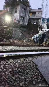 陕西一民房倒塌致列车停运 雨季安全警钟再响